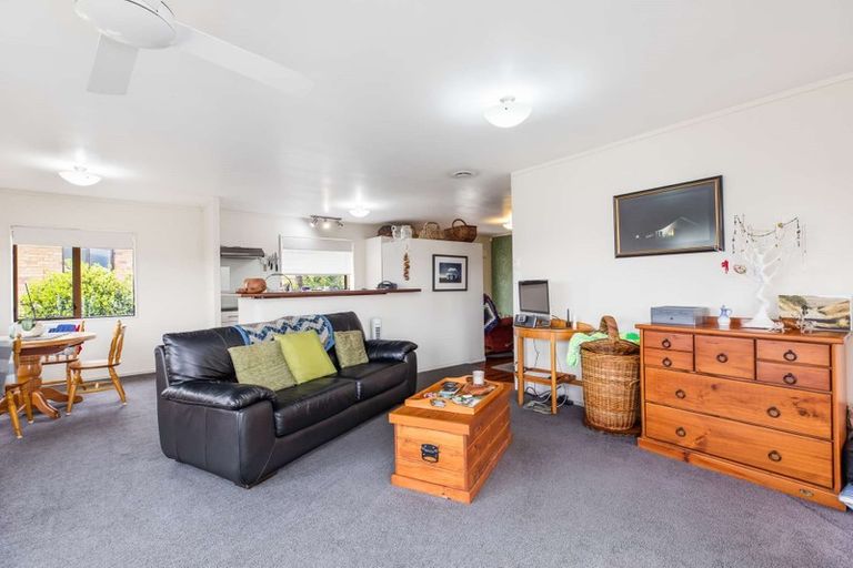 Photo of property in 46 Edgewater Parade, Waiuku, 2123