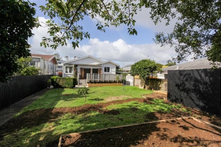 Photo of property in 22 Bulteel Street, New Plymouth, 4310