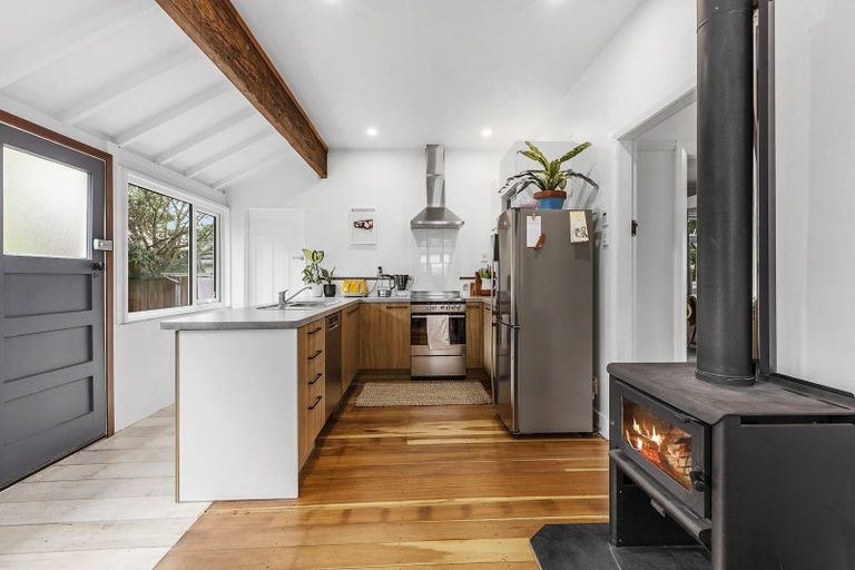 Photo of property in 3 Apu Crescent, Lyall Bay, Wellington, 6022