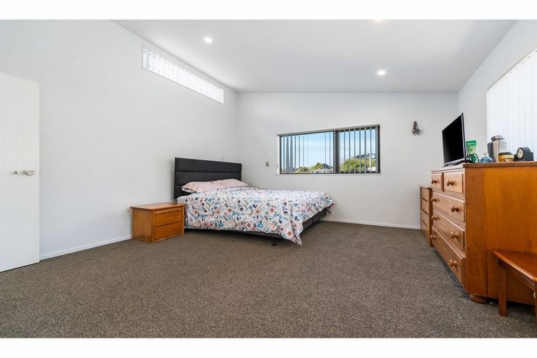 Photo of property in 2 Mile Place, Henderson, Auckland, 0612