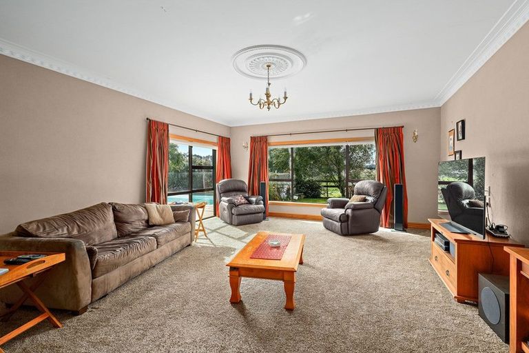 Photo of property in 27 Motu Road, Kumeu, 0891