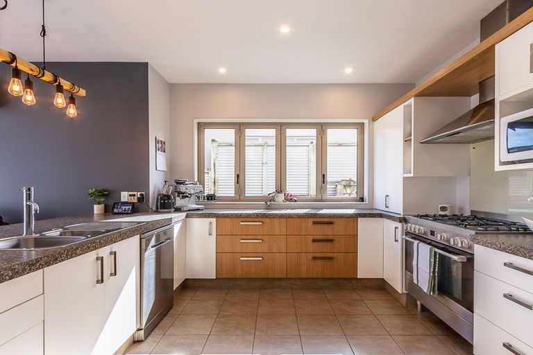 Photo of property in 61 Quadrant Heights, Paraparaumu, 5032