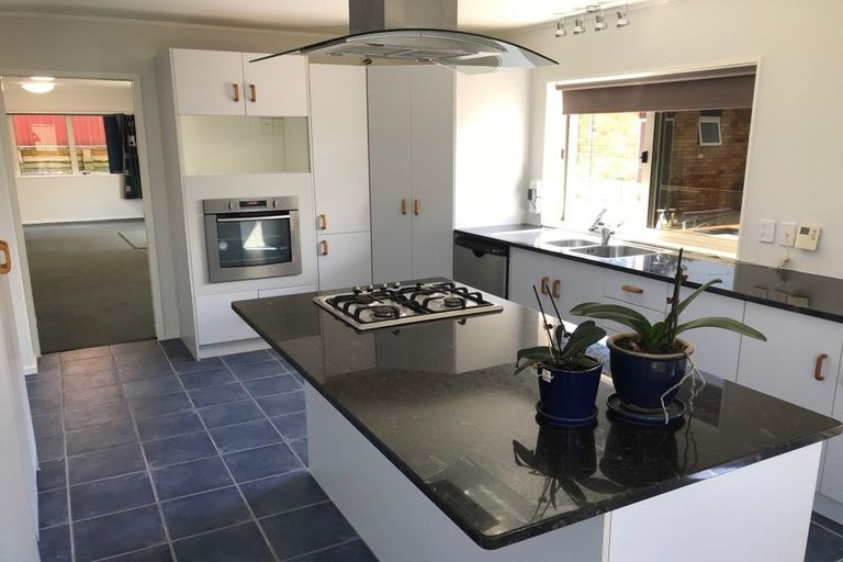 Photo of property in 7 Coupland Court, Glendene, Auckland, 0602