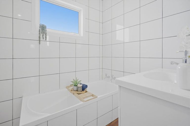 Photo of property in 382 South Road, Omata, New Plymouth, 4374