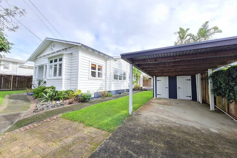 Photo of property in 2/11 Seaview Avenue, Northcote, Auckland, 0627