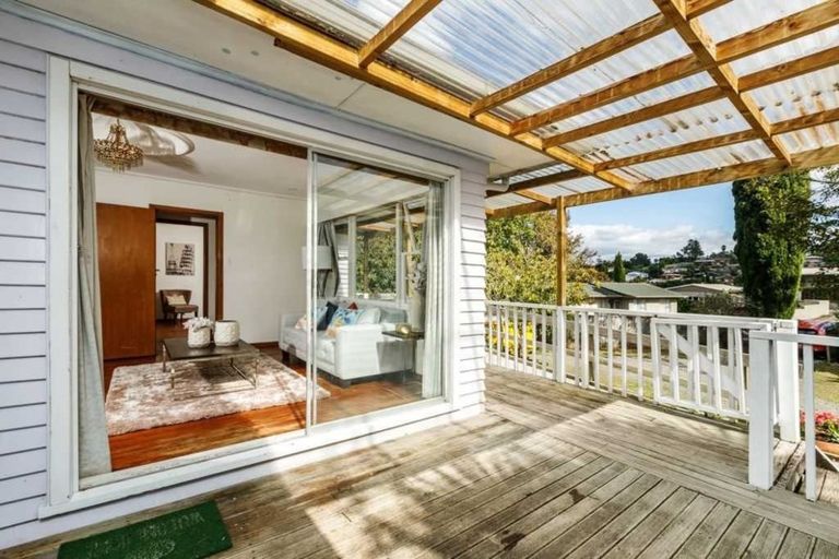 Photo of property in 49 Totaravale Drive, Totara Vale, Auckland, 0629