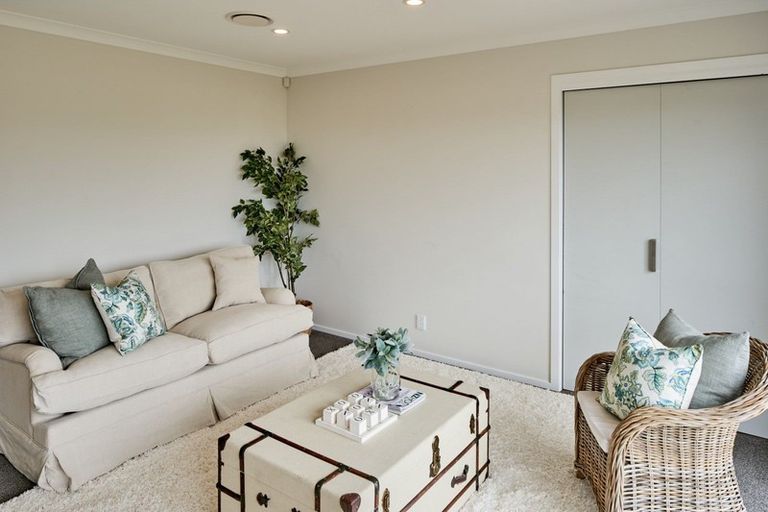 Photo of property in 2 Hauroko Glen, Aotea, Porirua, 5024