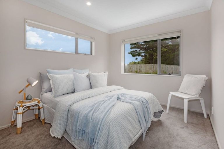 Photo of property in 2 Brindle Way, Newlands, Wellington, 6037