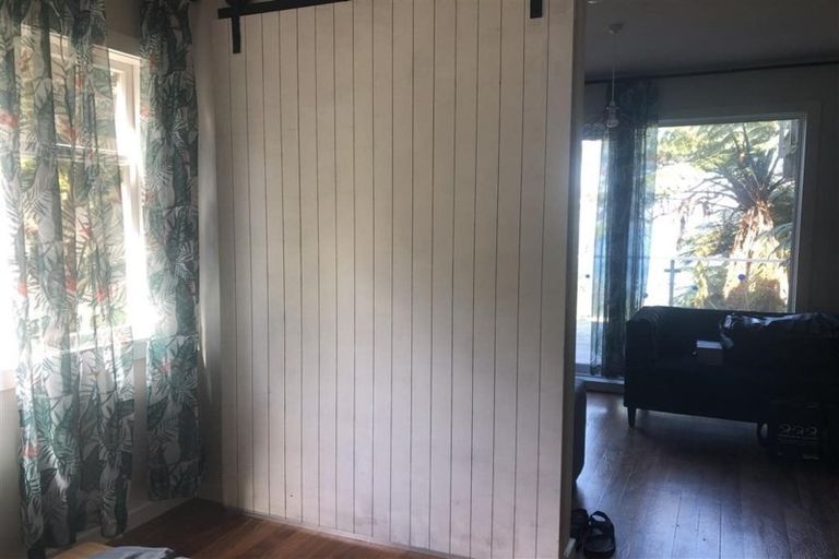 Photo of property in 5 Richmond Road, Mahina Bay, Lower Hutt, 5013