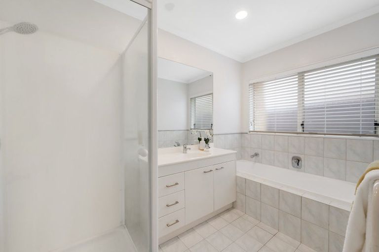 Photo of property in 19 Montecito Place, Golflands, Auckland, 2013