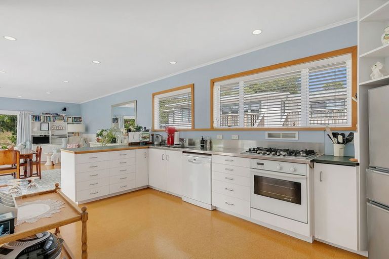 Photo of property in 4 Ranui Terrace, Tawa, Wellington, 5028