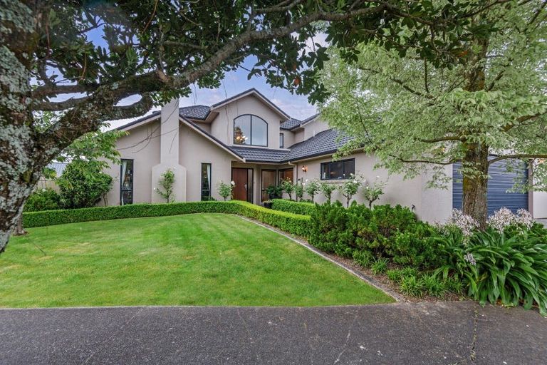 Photo of property in 8 La Lena Grove, Fitzherbert, Palmerston North, 4410