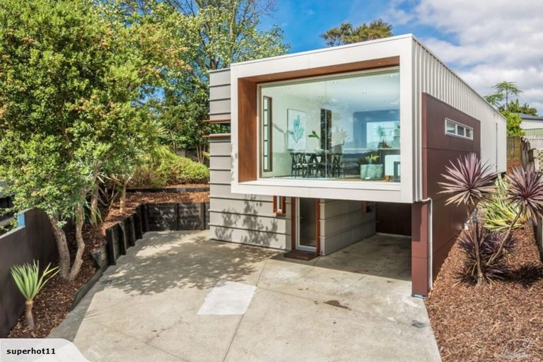 Photo of property in 8a Wairata Place, Te Atatu South, Auckland, 0610