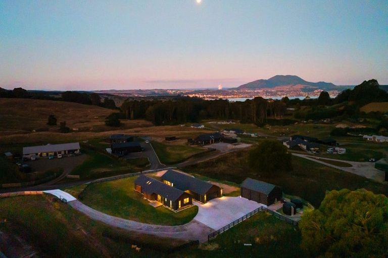 Photo of property in 2 Vickers Way, Acacia Bay, Taupo, 3385