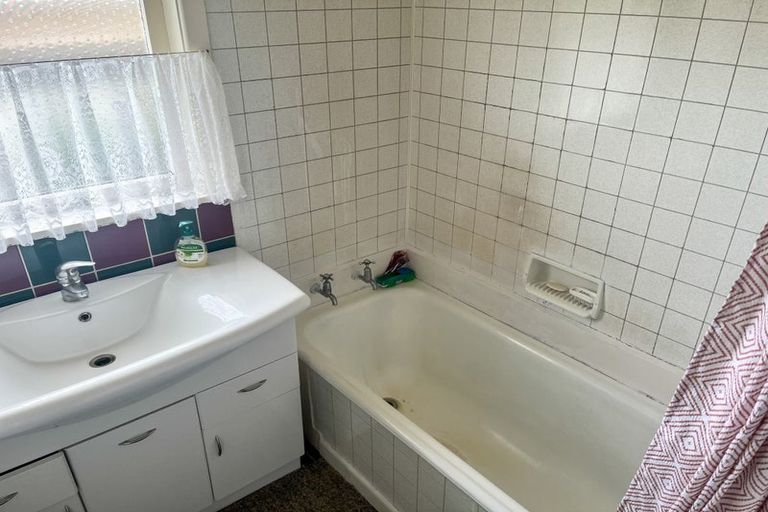 Photo of property in 26 Vanguard Road, Kelston, Auckland, 0602