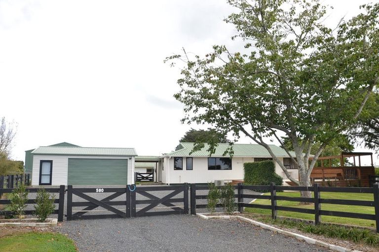 Photo of property in 580 Burtt Road, Runciman, Drury, 2578