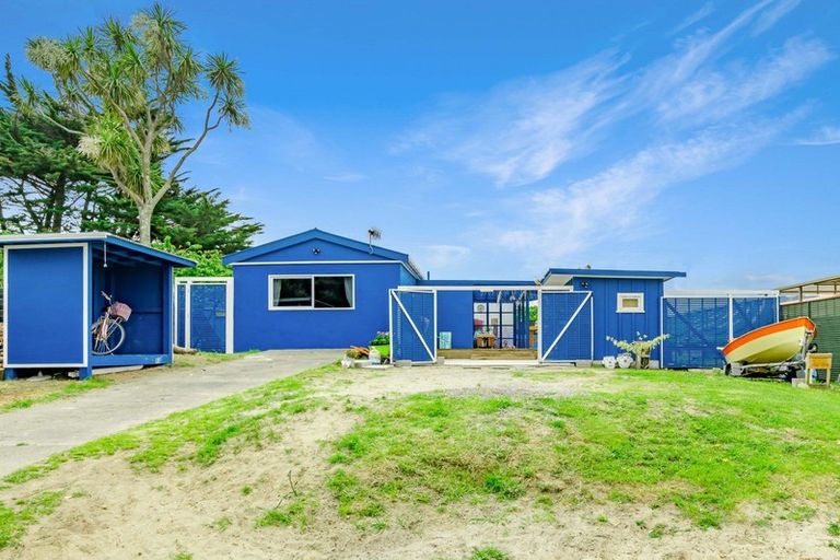 Photo of property in 19 Eruini Street, Waikanae Beach, Waikanae, 5036