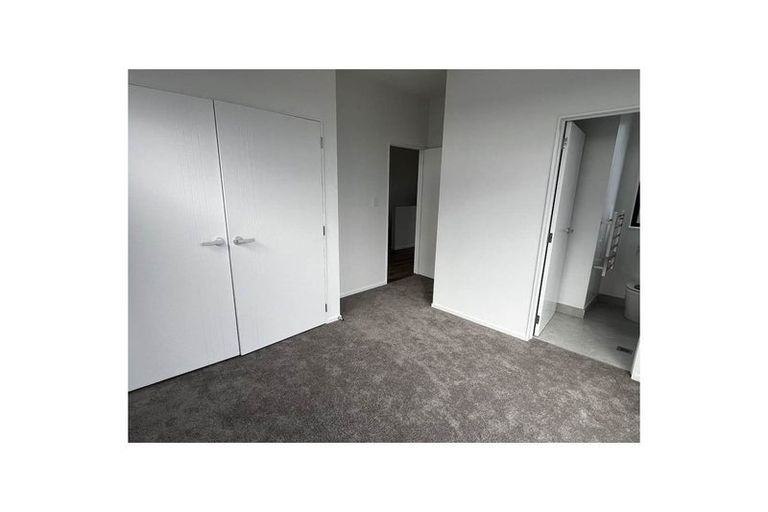 Photo of property in 8/233 Great North Road, Henderson, Auckland, 0612