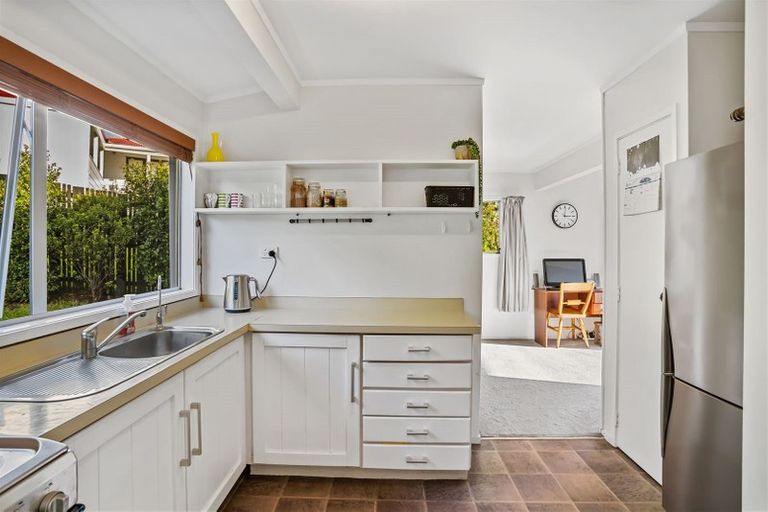 Photo of property in 2/99 Oaktree Avenue, Browns Bay, Auckland, 0630