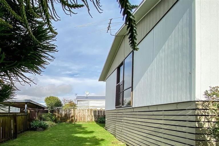Photo of property in 1/4 Hanson Place, West Harbour, Auckland, 0618