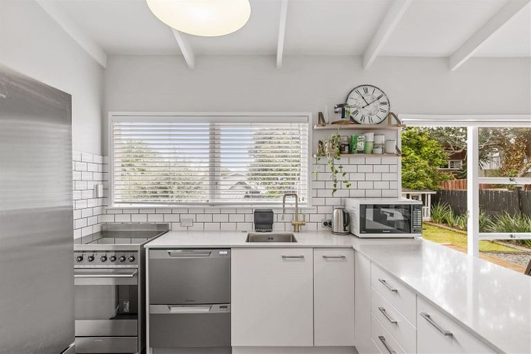 Photo of property in 46 Woodstock Road, Forrest Hill, Auckland, 0620