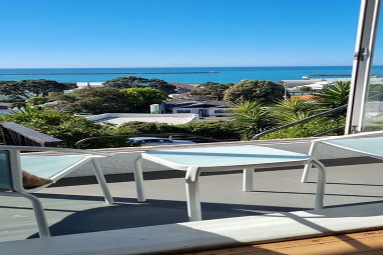 Photo of property in 9 South Road, Moturoa, New Plymouth, 4310