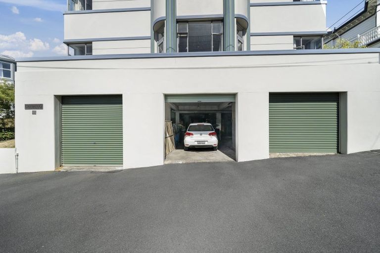 Photo of property in Owd Trafford Flats, 17 Brougham Street, Mount Victoria, Wellington, 6011