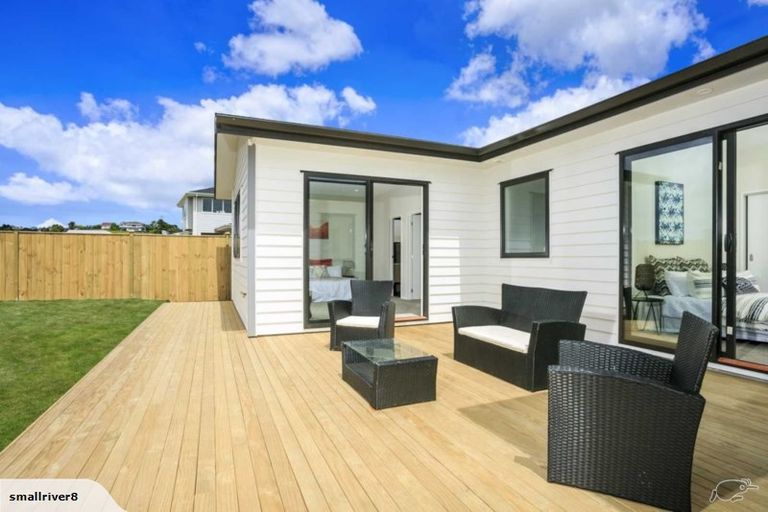 Photo of property in 18 Surf View Crescent, Red Beach, 0932