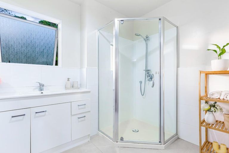 Photo of property in 18 Alidade Place, Massey, Auckland, 0614