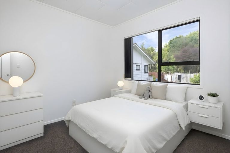 Photo of property in 67 Meadowvale Rise, Titirangi, Auckland, 0604