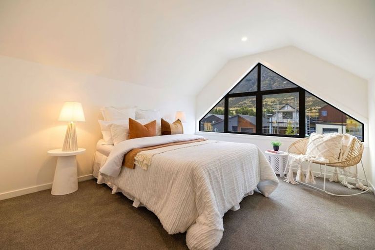 Photo of property in 5 Rowe Drive, Jacks Point, 9371