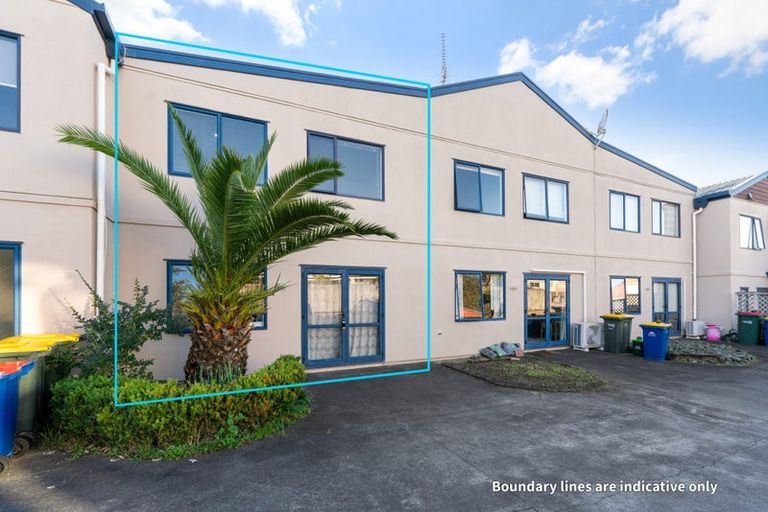 Photo of property in 3/11 John Jennings Drive, Oteha, Auckland, 0632