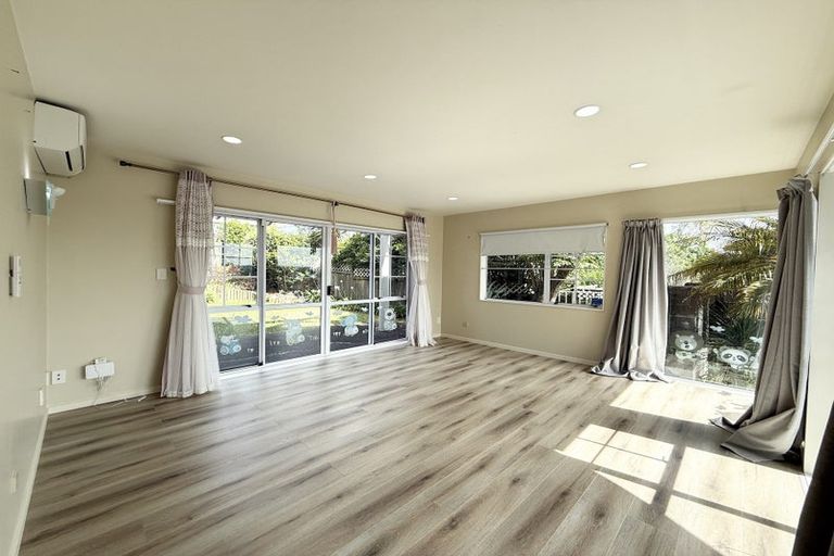 Photo of property in 38a Cherub Place, West Harbour, Auckland, 0618