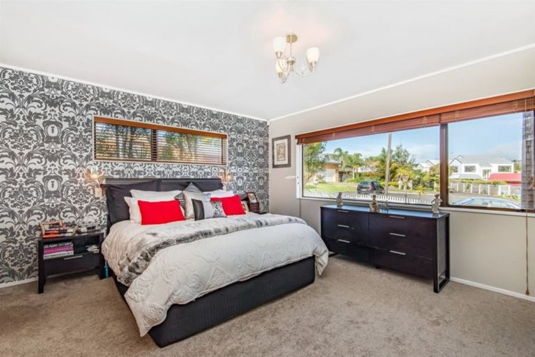 Photo of property in 6 Delisle Place, Windsor Park, Auckland, 0632