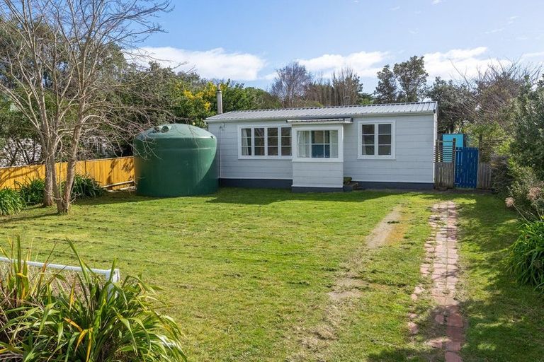 Photo of property in 674 Waikawa Beach Road, Waikawa Beach, Levin, 5573