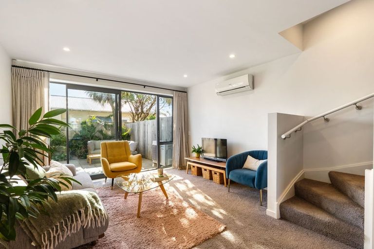 Photo of property in 2/2 Stone Street, Miramar, Wellington, 6022