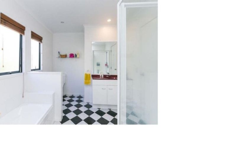 Photo of property in 4 Forbes Lane, Newlands, Wellington, 6037