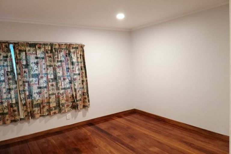 Photo of property in 9 Bishop Street, Green Bay, Auckland, 0604