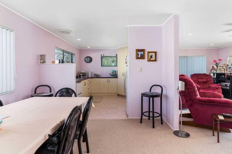 Photo of property in 10 Aquarius Drive, Kawaha Point, Rotorua, 3010