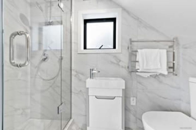 Photo of property in 1/1 Kaponga Crescent, New Lynn, Auckland, 0600