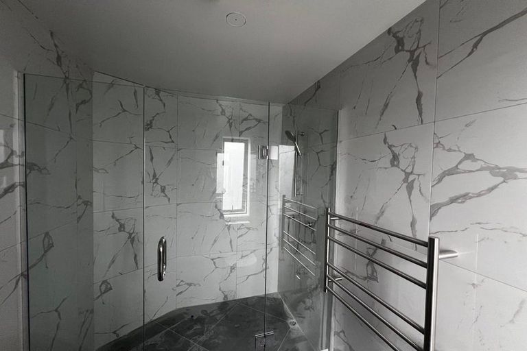 Photo of property in 2/21 Divich Avenue, Te Atatu South, Auckland, 0610