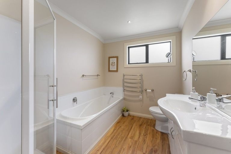 Photo of property in 11 Streets Way, Timberlea, Upper Hutt, 5018