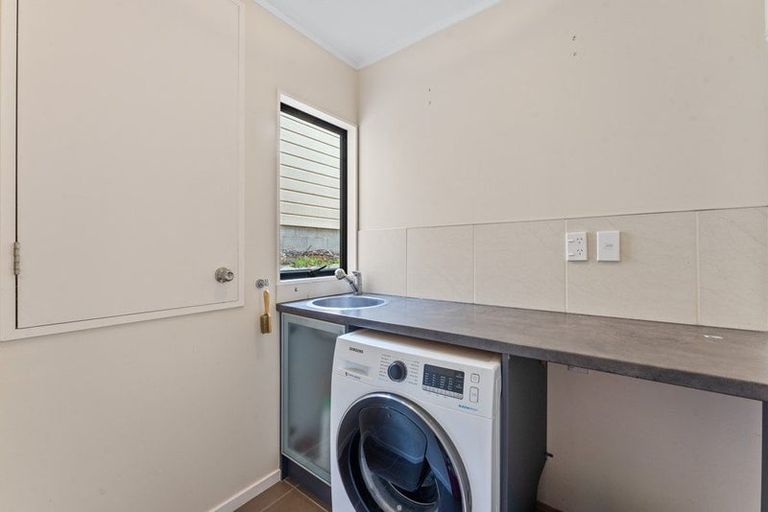 Photo of property in 2/12 Helicon Place, Totara Vale, Auckland, 0629