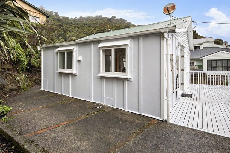 Photo of property in 2 Linwood Way, Island Bay, Wellington, 6023