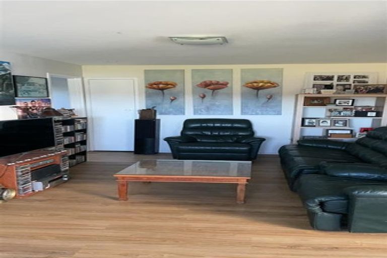 Photo of property in 7 Hueglow Rise, West Harbour, Auckland, 0618