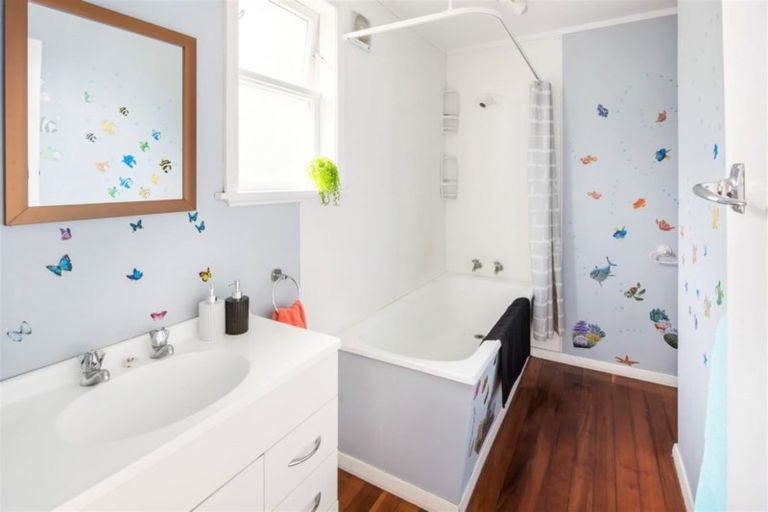 Photo of property in 56 Glanmire Road, Newlands, Wellington, 6037