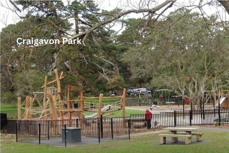 Photo of property in 25a Barron Drive, Green Bay, Auckland, 0604