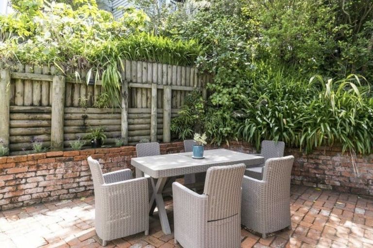 Photo of property in 112 Kelburn Parade, Kelburn, Wellington, 6012