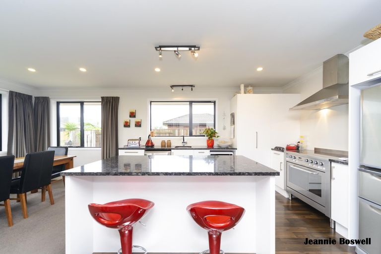 Photo of property in 35 Chestnut Close, Kelvin Grove, Palmerston North, 4414