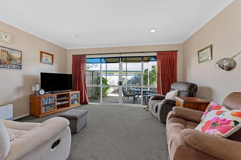 Photo of property in 48 Aberdeen Crescent, Wattle Downs, Auckland, 2103
